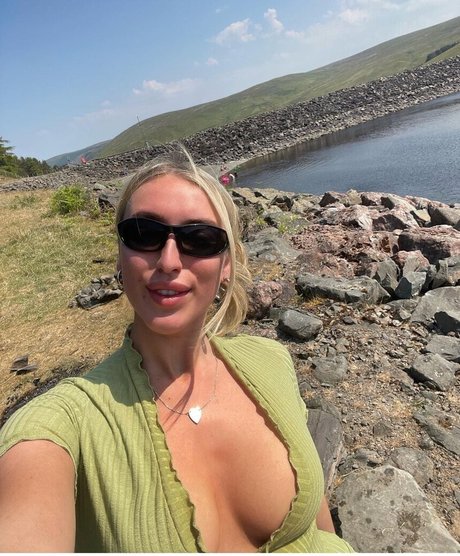 Naakte gelekte OnlyFans-foto van Lauren Day