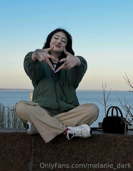Melanie_dark