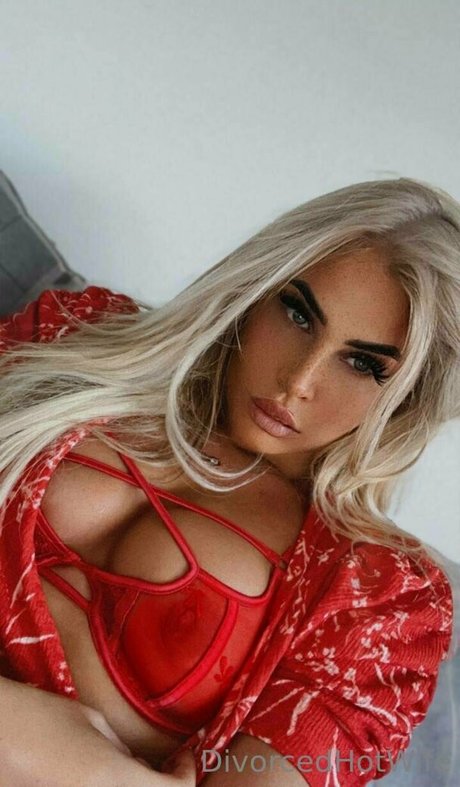 Divorcedhotwife