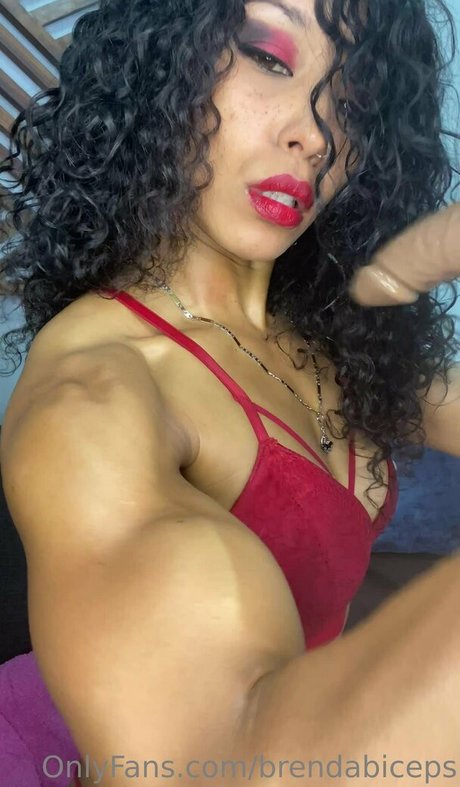 Naakte gelekte OnlyFans-foto van Brendabiceps