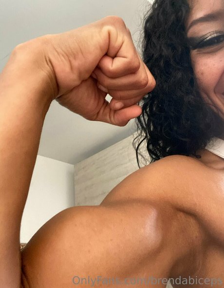 Naakte gelekte OnlyFans-foto van Brendabiceps