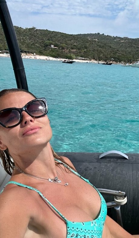 Naakte gelekte OnlyFans-foto van Laure Boulleau