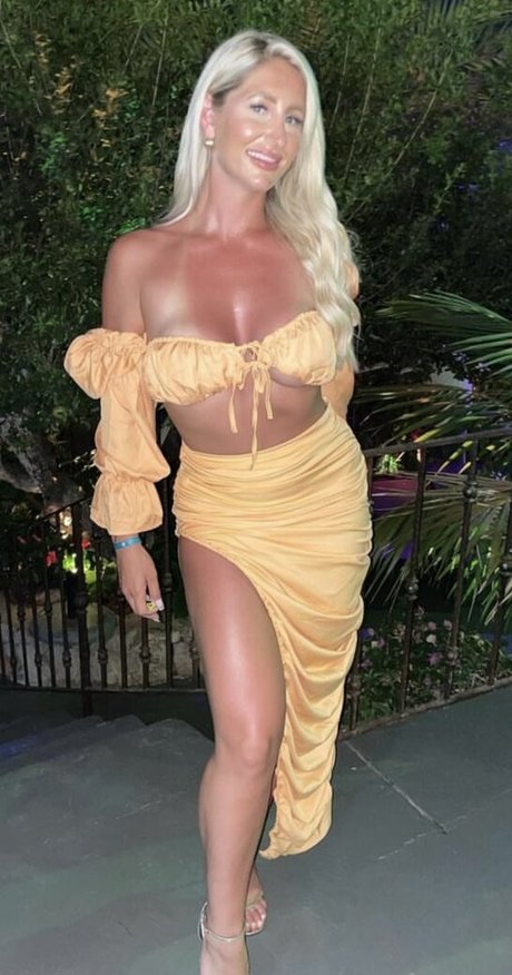Naakte gelekte OnlyFans-foto van Georgian Daisy Bauer