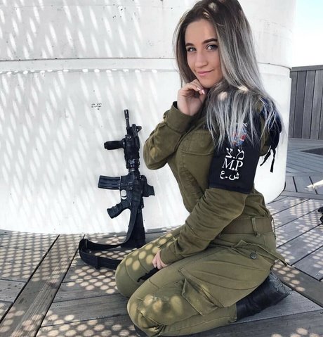 Naakte gelekte OnlyFans-foto van Girls With Guns