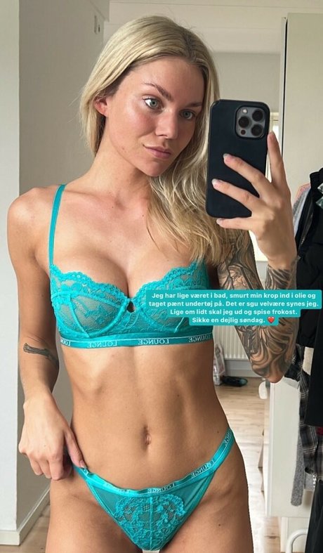 Naakte gelekte OnlyFans-foto van Emilie Hoffman