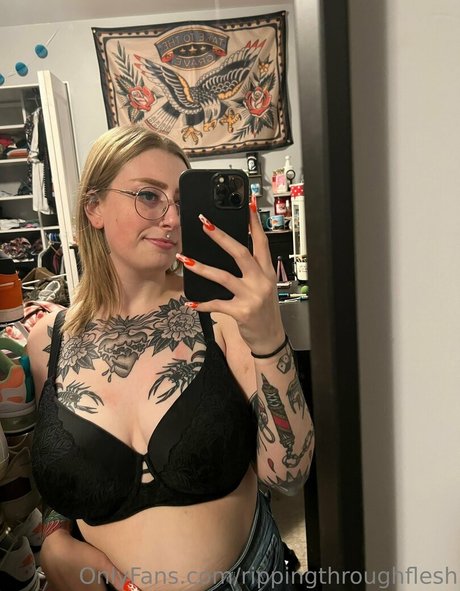 Naakte gelekte OnlyFans-foto van Rippingthroughflesh