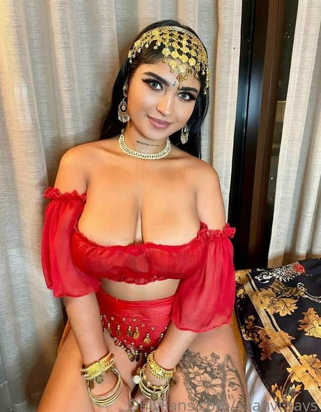 Naakte gelekte OnlyFans-foto van Saanvisays