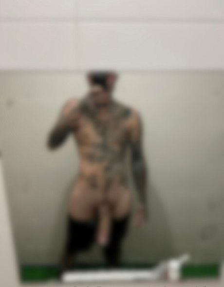 Naakte gelekte OnlyFans-foto van Uglynorthfree