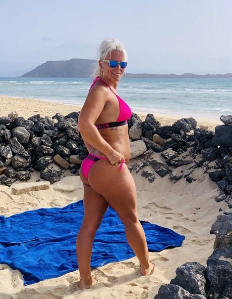 Naakte gelekte OnlyFans-foto van Ukhotwifecouple