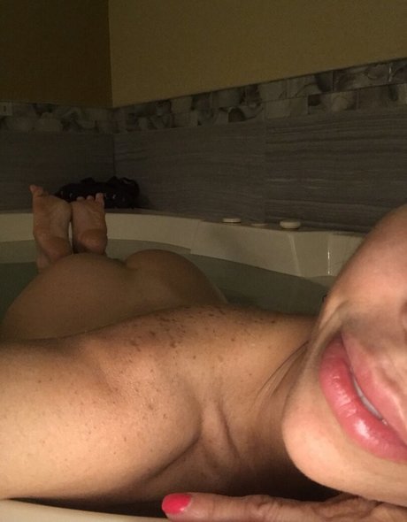 Naakte gelekte OnlyFans-foto van Alexis Fawk