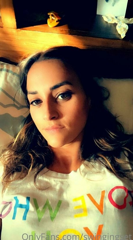 Naakte gelekte OnlyFans-foto van Swingingset