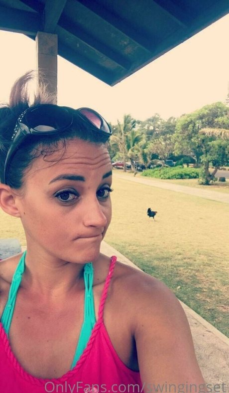 Naakte gelekte OnlyFans-foto van Swingingset