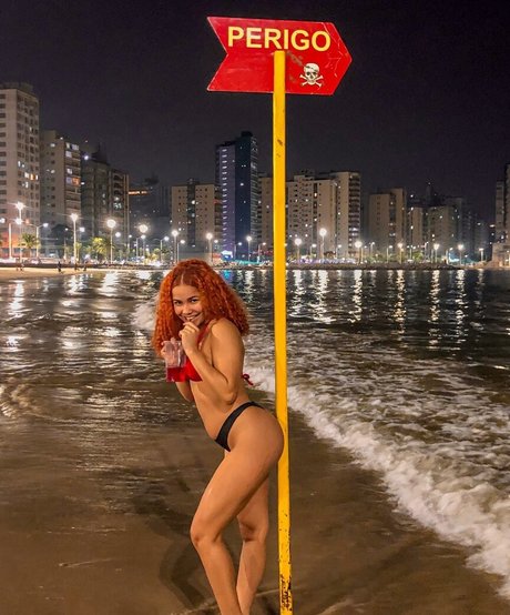 Naakte gelekte OnlyFans-foto van Gabs Fernandes