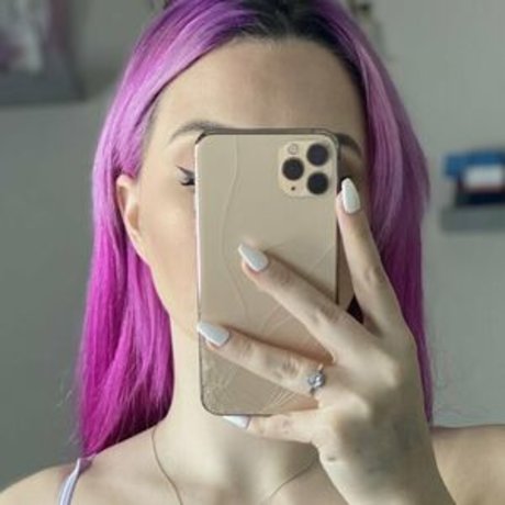 Naakte gelekte OnlyFans-foto van Kayla Macfarlane