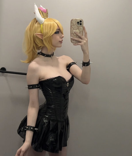 Naakte gelekte OnlyFans-foto van Emiki28