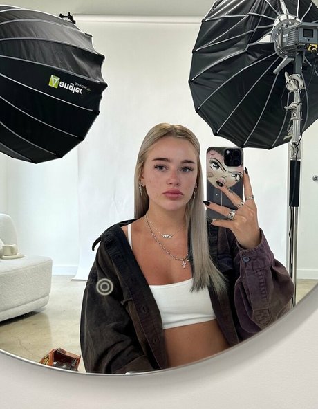 Naakte gelekte OnlyFans-foto van Viperous