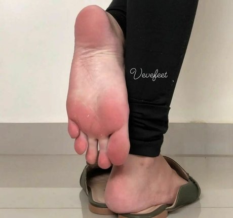 Naakte gelekte OnlyFans-foto van Vevefeet
