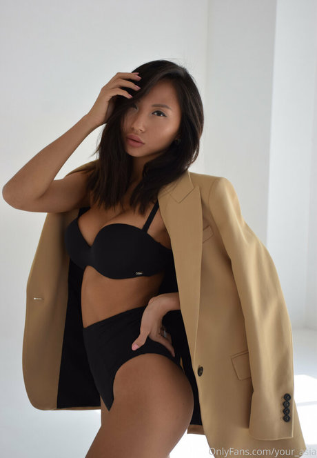 Naakte gelekte OnlyFans-foto van Asianmodel