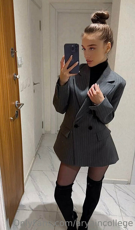 Naakte gelekte OnlyFans-foto van Aryaincollege