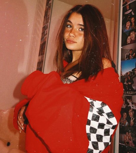 Naakte gelekte OnlyFans-foto van Nessa Barrett