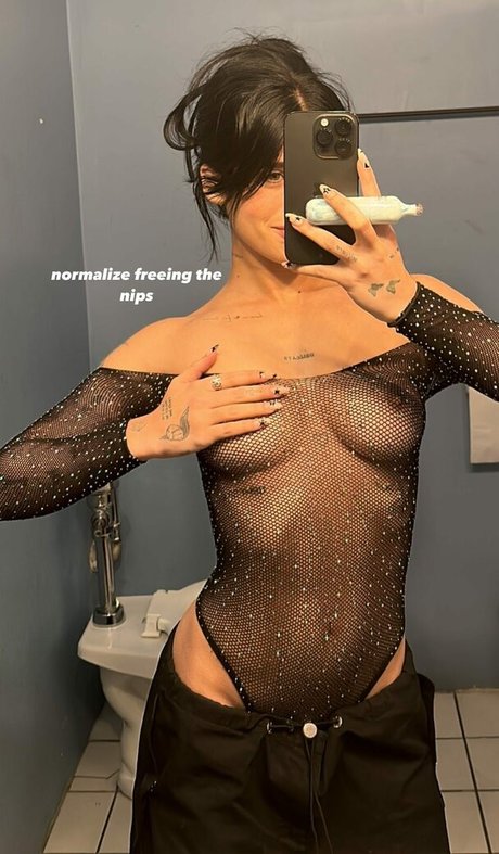 Naakte gelekte OnlyFans-foto van Nessa Barrett