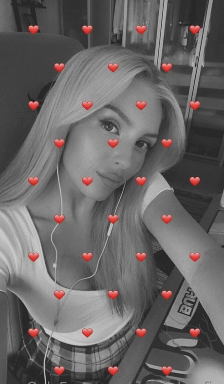 Naakte gelekte OnlyFans-foto van Swegirlmafia