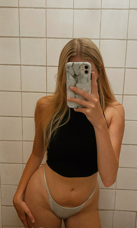 Naakte gelekte OnlyFans-foto van Swegirlmafia