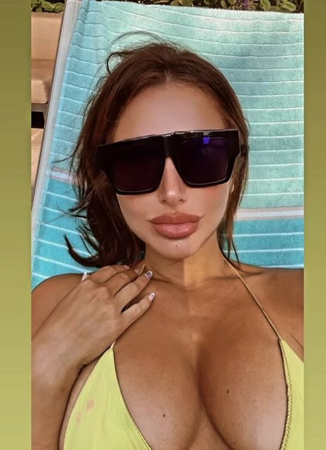 Naakte gelekte OnlyFans-foto van Katherine Eftekhari