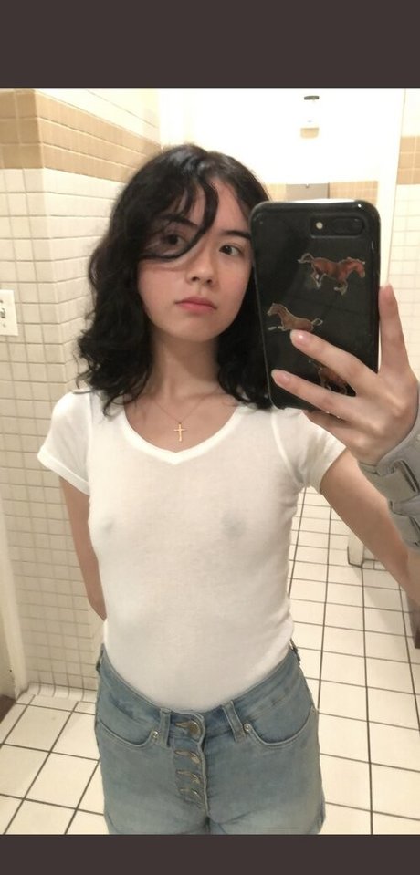 Naakte gelekte OnlyFans-foto van Mia Kerin