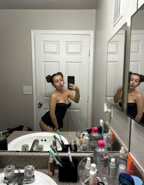 Naakte gelekte OnlyFans-foto van Tinyrissy