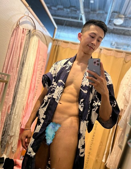 Naakte gelekte OnlyFans-foto van Tylerwu97free