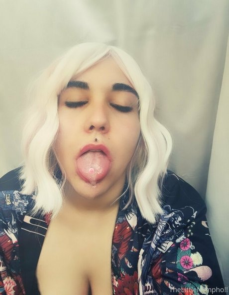 Naakte gelekte OnlyFans-foto van Petiteeprincess