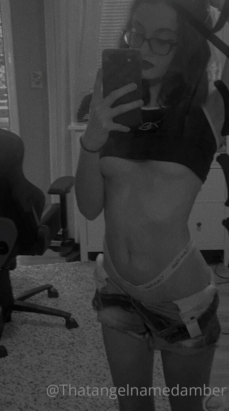 Naakte gelekte OnlyFans-foto van Thatangelnamedamber