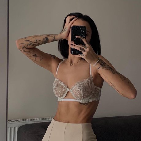 Naakte gelekte OnlyFans-foto van Pelinay Igit