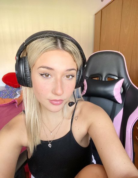 Naakte gelekte OnlyFans-foto van Yami Sanchez