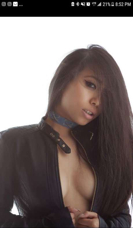 Naakte gelekte OnlyFans-foto van Vivian Wong
