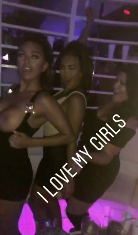 Naakte gelekte OnlyFans-foto van Natasha Sandhu