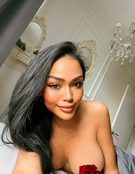 Naakte gelekte OnlyFans-foto van Meenathai