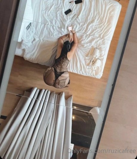 Naakte gelekte OnlyFans-foto van Ruzicafree