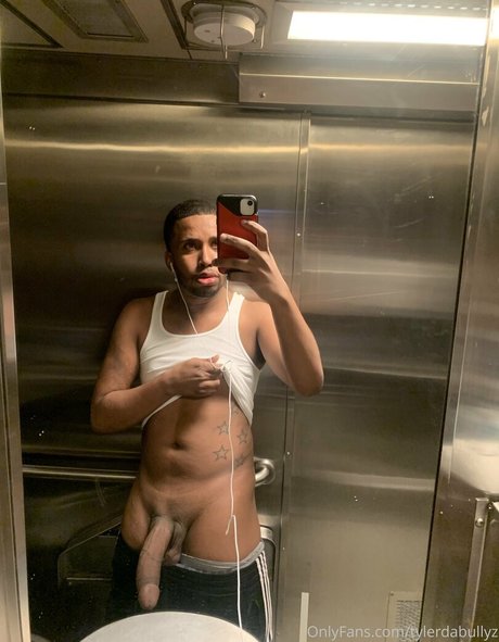 Naakte gelekte OnlyFans-foto van Tylerbandsome