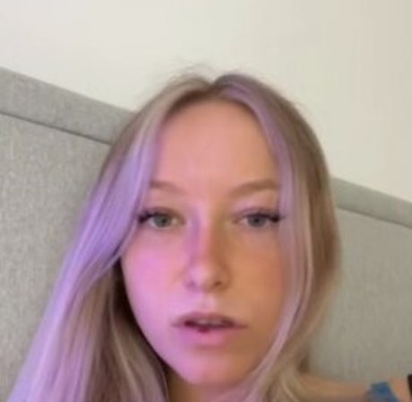 Naakte gelekte OnlyFans-foto van Emma Spice