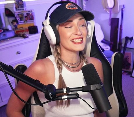 Naakte gelekte OnlyFans-foto van Basicwitgirl
