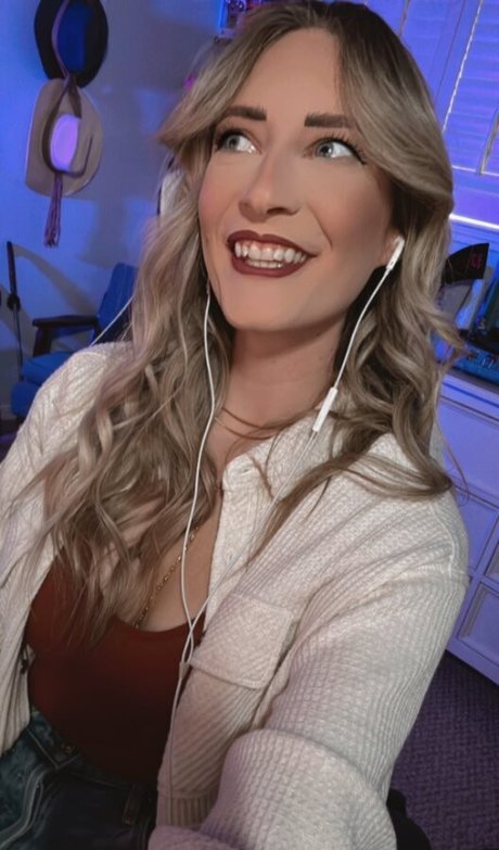 Naakte gelekte OnlyFans-foto van Basicwitgirl