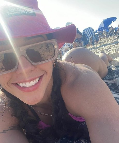 Naakte gelekte OnlyFans-foto van Amira Daher
