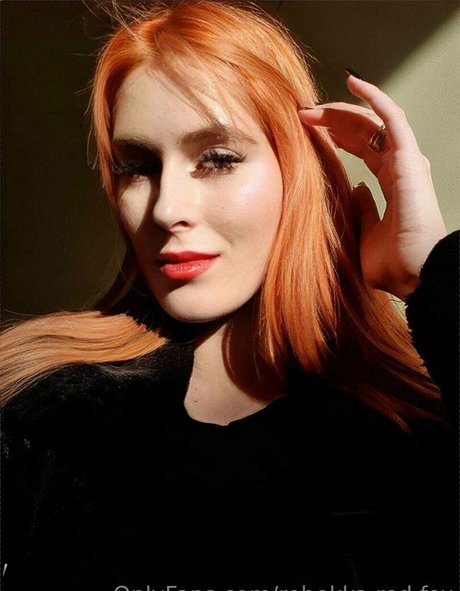 Naakte gelekte OnlyFans-foto van Rebekkaredfox