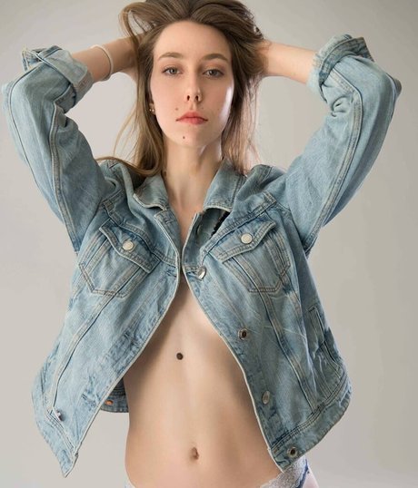 Naakte gelekte OnlyFans-foto van Ella Kosov