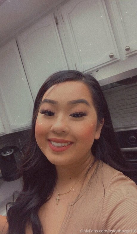 Naakte gelekte OnlyFans-foto van Asianbbygirl18