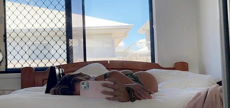 Naakte gelekte OnlyFans-foto van Catherine Bell