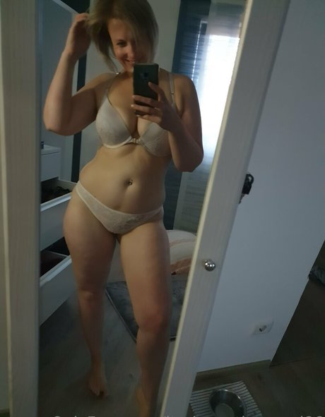 Naakte gelekte OnlyFans-foto van Itsjennytheangel86