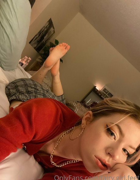 Naakte gelekte OnlyFans-foto van Fairygirlfeet